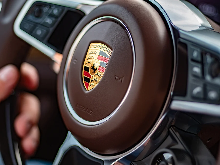 Logo Porsche trên vô lăng của một chiếc Porsche Panamera