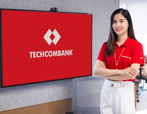 Logo Techcombank trên đồng phục nhân viên